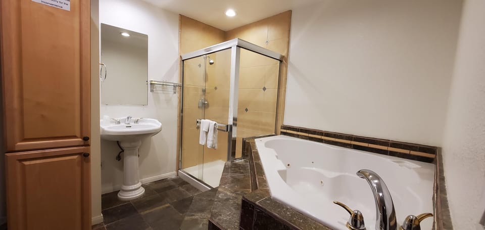 The Mammoth Inn, King Suite image 9
