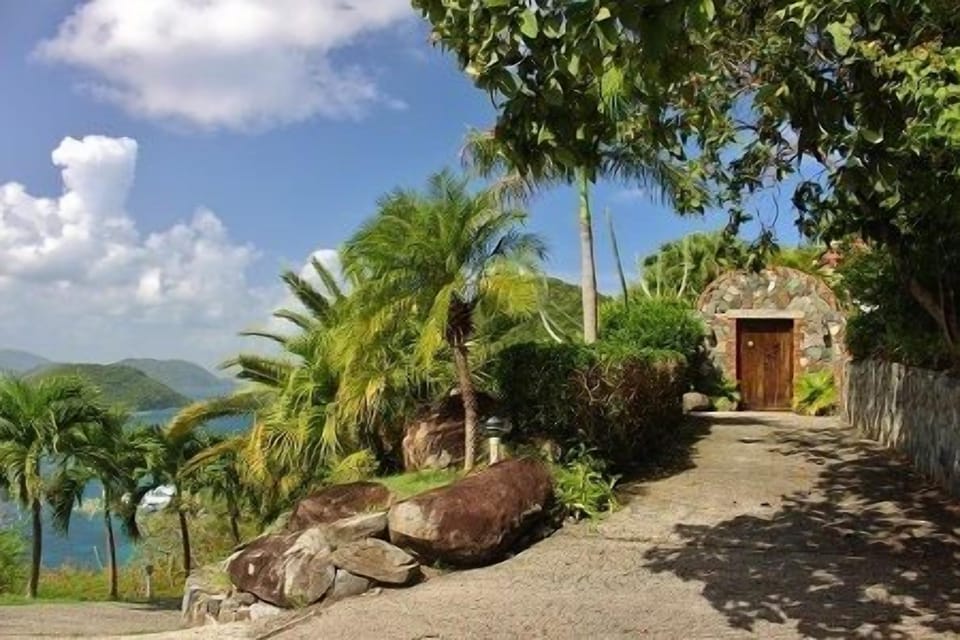 Waiting for you to enter into  your tropical oasis and the charm of Limin'House