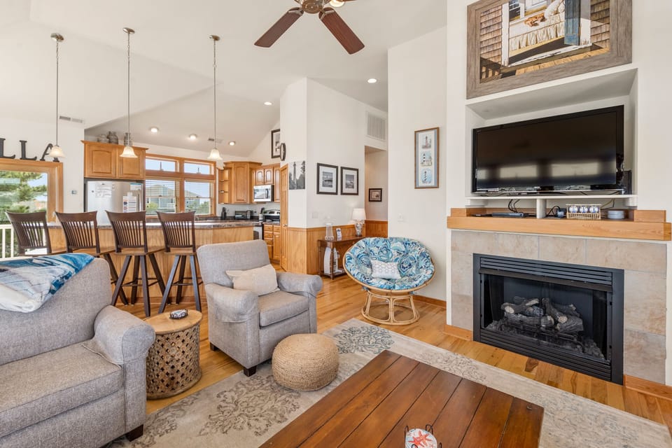 VOH125: Rest-A-Sure | Top Level Living Area - Fireplace Not Available For Guest Use
