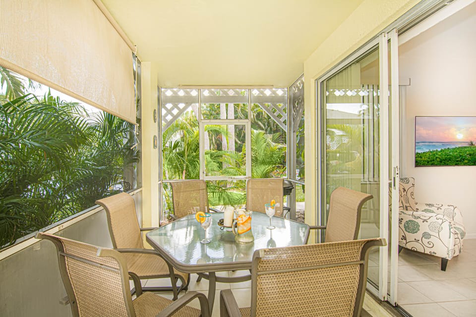 screened in porch with table for 6
