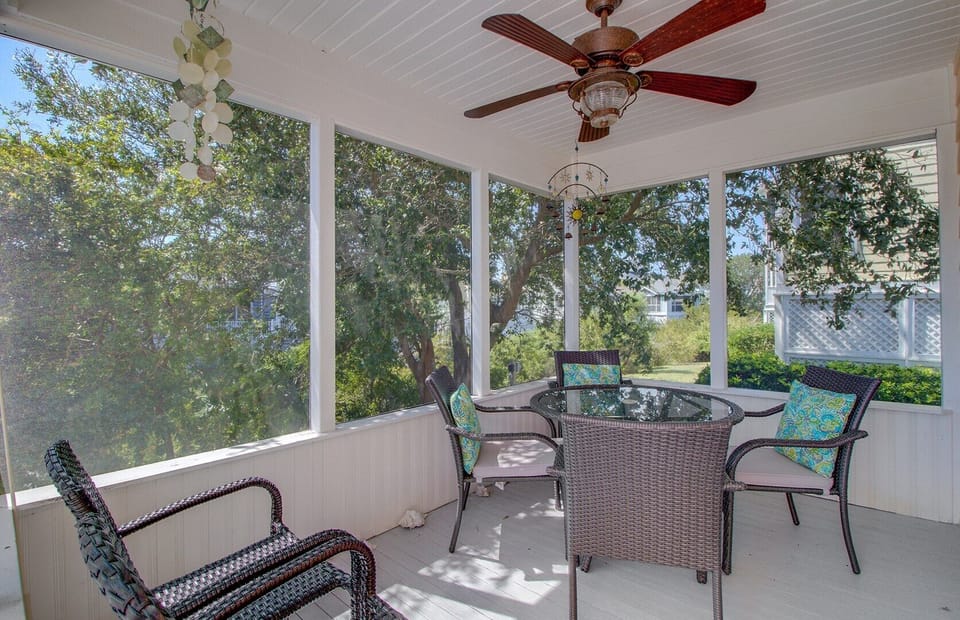 Screen Porch, 72 Pelican Bay