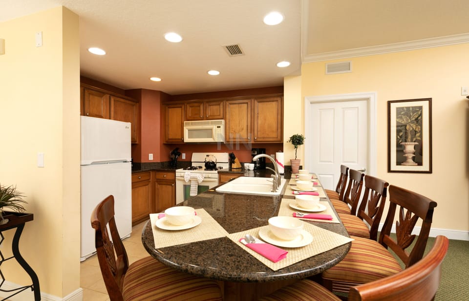 kitchen's countertop, which comfortably accommodates up to six people