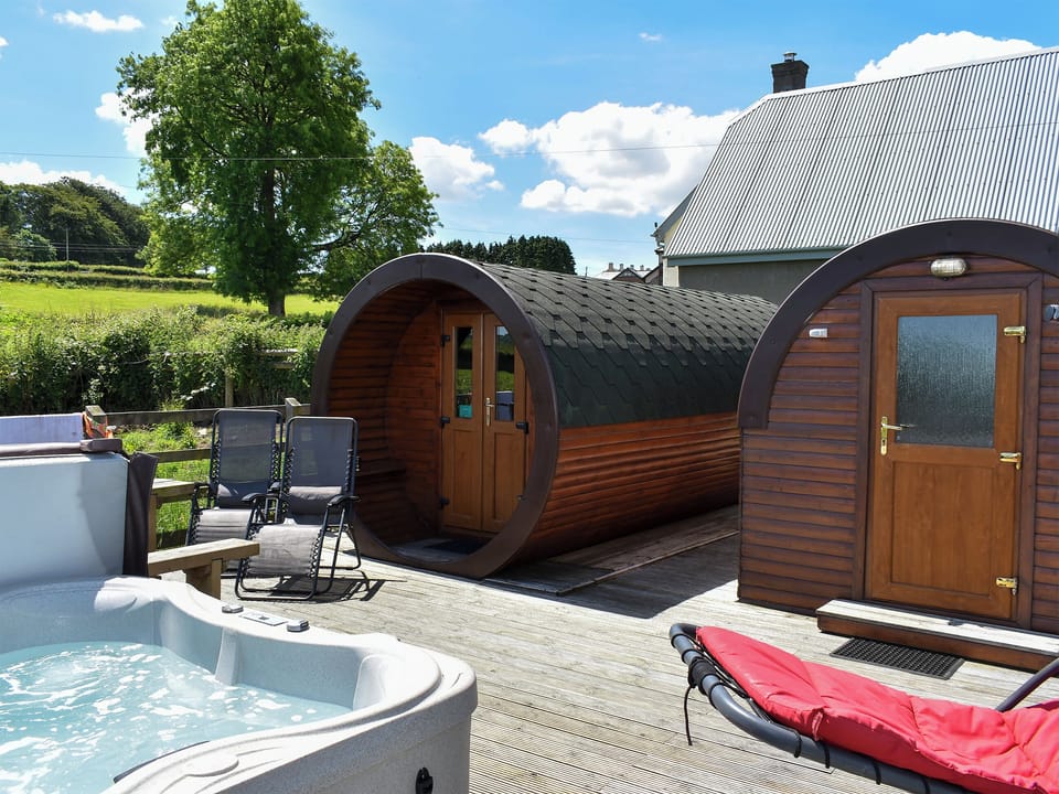 Cedar-clad cylindrical &rsquo;Hobbit-style&rsquo; pod | Rivendell Glamping Pod - Well Farm Holiday Cottages, Holsworthy, near Launceston