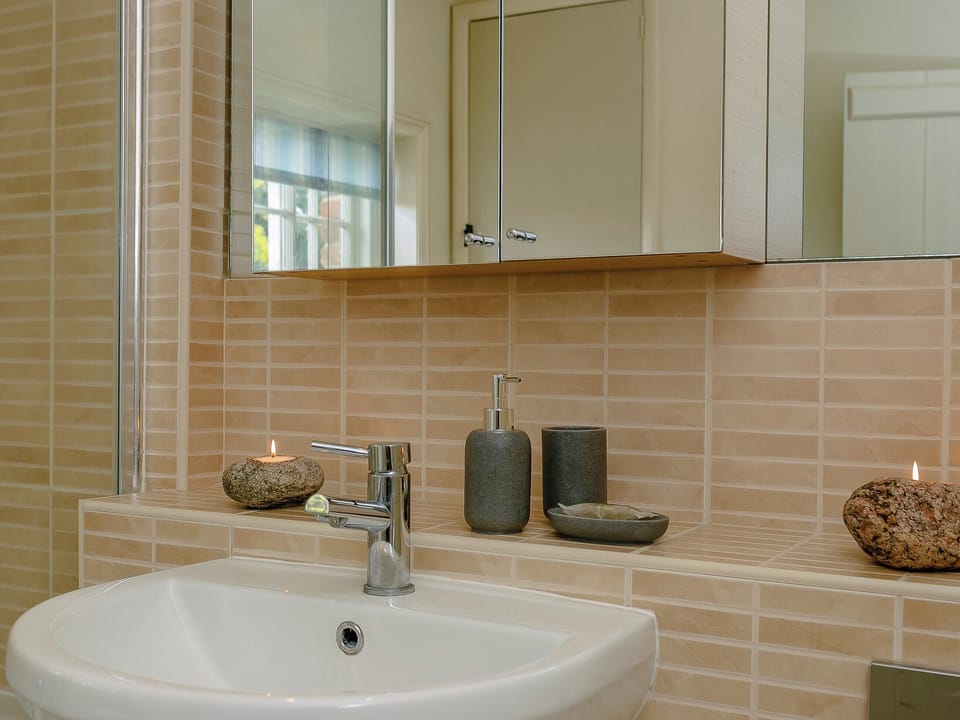 Generous sized bathroom | Rose Cottage, Fulking, near Brighton