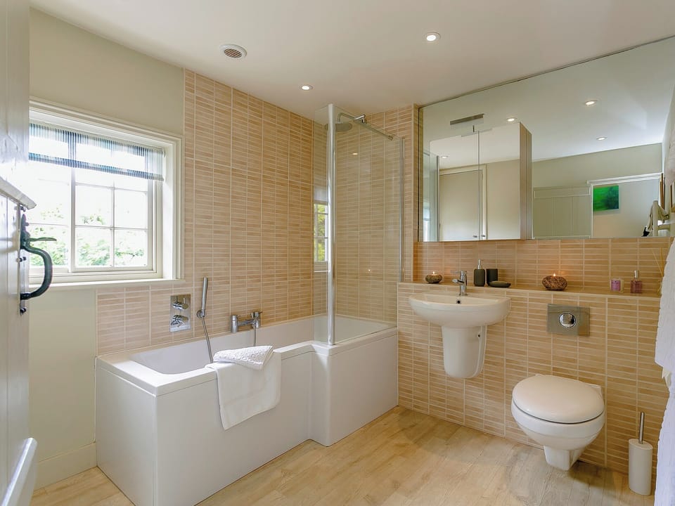 Generous sized bathroom | Rose Cottage, Fulking, near Brighton