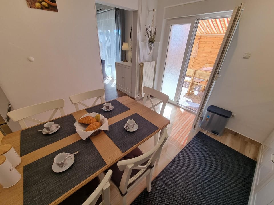 Dining area. dining area