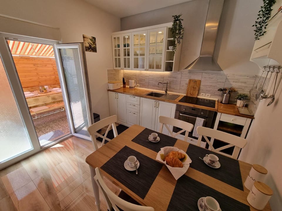 Kitchen area. kitchen with dining area