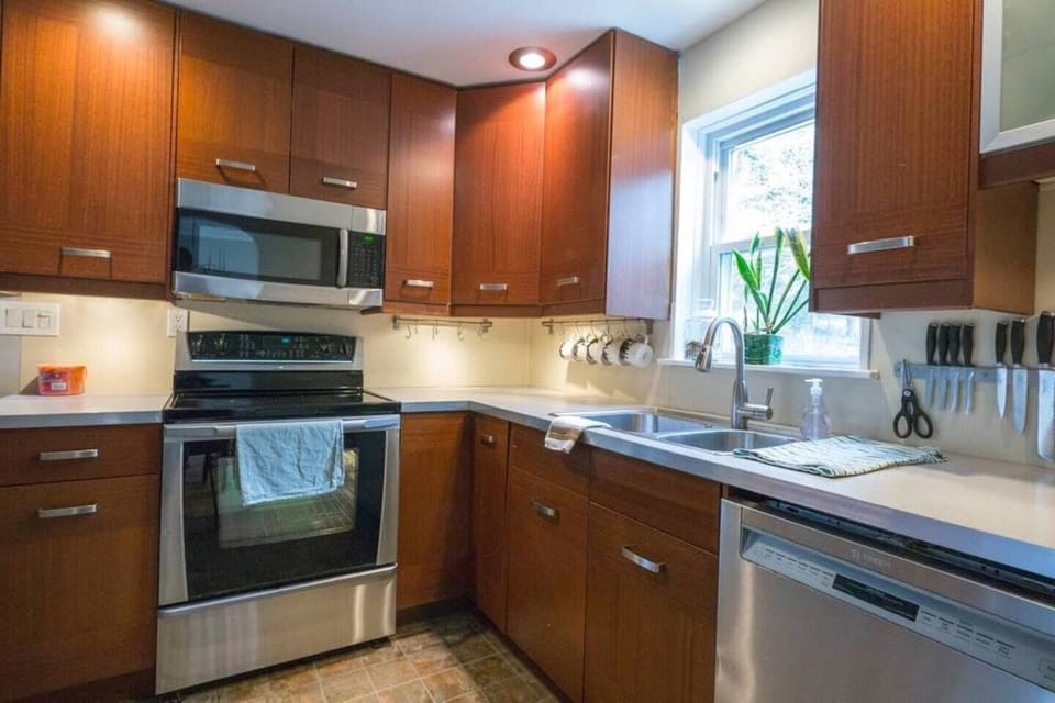 Great entertaining Kitchen able to produce meals for 25+ without a problem...  Yes.  I have had cooked my family Thanksgiving Dinners here...