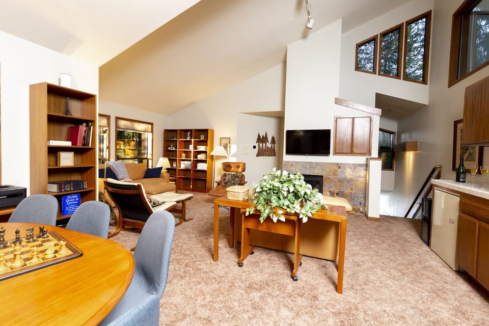 Library Room to East - Queen Sofa Bed, TV, Wet Bar, Comfortable Leather Chairs