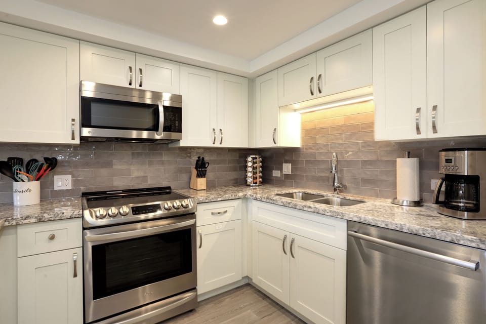 You could cook gourmet meals here. Or you just mix drinks. It's your vacation!