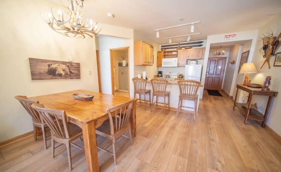 Black Bear Lodge 2BD Dining Area