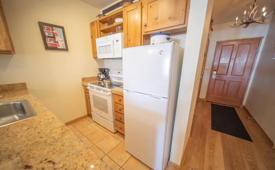 Black Bear Lodge 2BD Kitchen