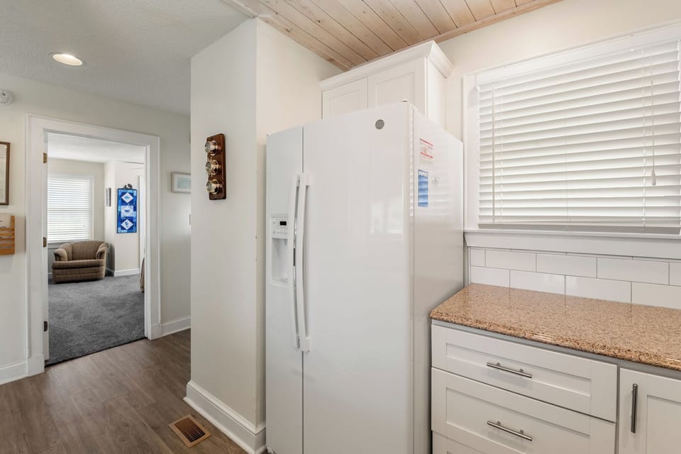 R03: Fairway View | Mid Level Kitchen