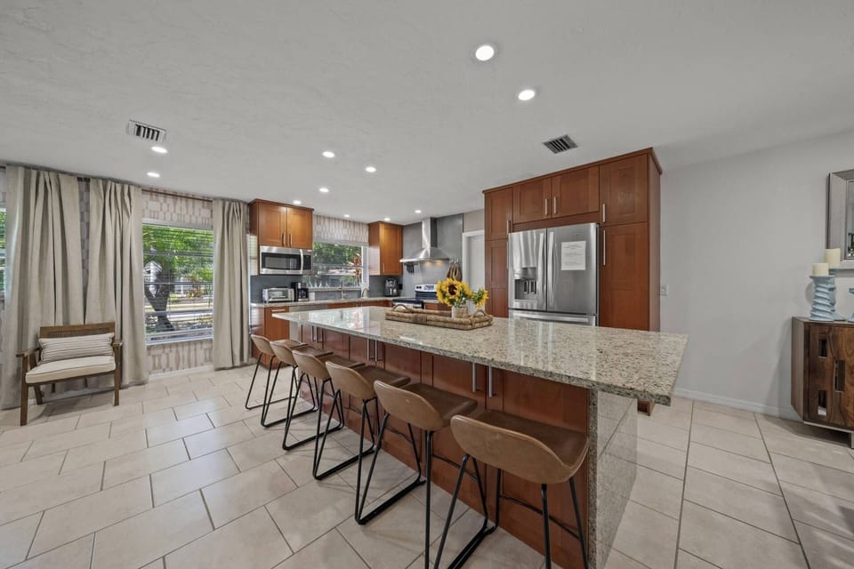Large kitchen island for meal prepping......bar seating for 6 too!