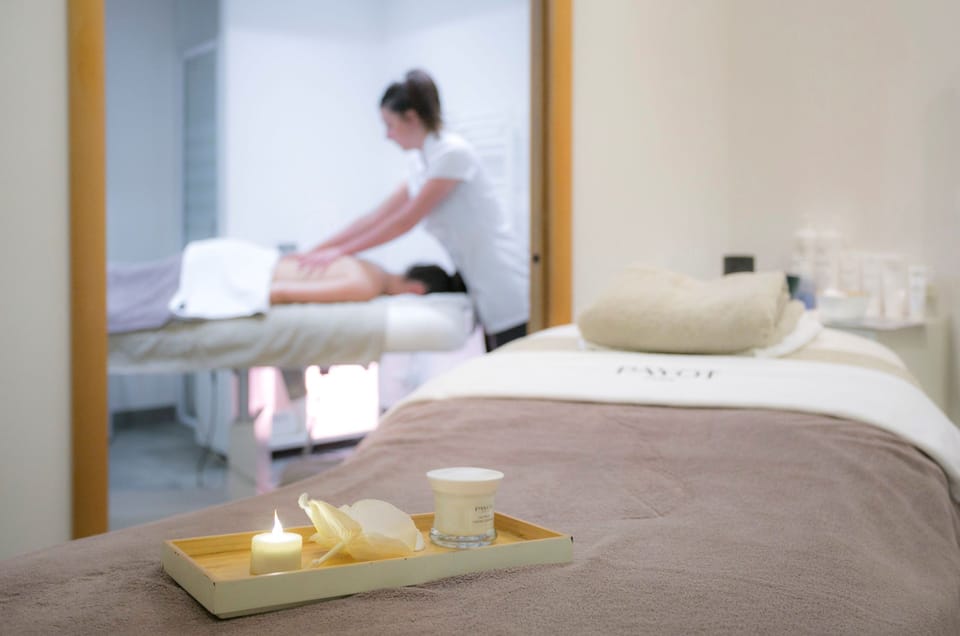 Enjoy the excellent on-site beauty and health amenities!
