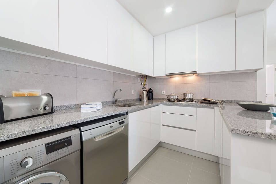 Holiday apartment with 1 bedroom with a double bed and 1 bedroom with a single bed, ideal for 3 people. This apartament has 1 bathroom with bathtub, equipped kitchen, wi-fi and cable channels. This apartament is located 850 meters from Salir do Porto beach and has access to a parking space for 1 car and shared pool