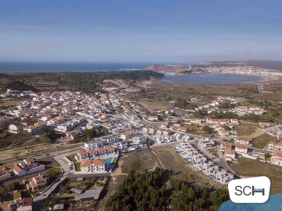 Holiday apartment with 1 bedroom with a double bed and 1 bedroom with a single bed, ideal for 3 people. This apartament has 1 bathroom with bathtub, equipped kitchen, wi-fi and cable channels. This apartament is located 850 meters from Salir do Porto beach and has access to a parking space for 1 car and shared pool.