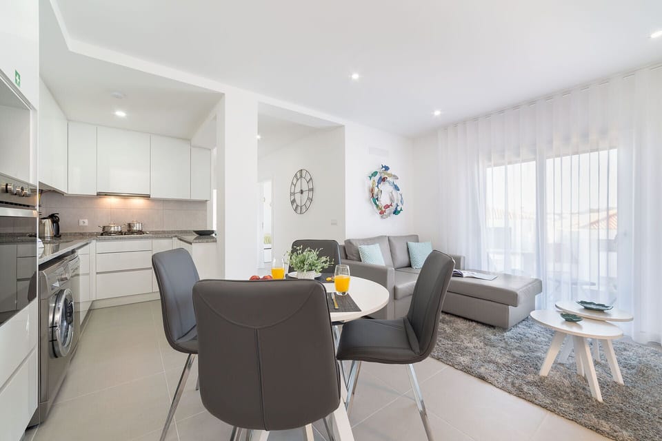 Holiday apartment with 1 bedroom with a double bed and 1 bedroom with a single bed, ideal for 3 people. This apartament has 1 bathroom with bathtub, equipped kitchen, wi-fi and cable channels. This apartament is located 850 meters from Salir do Porto beach and has access to a parking space for 1 car and shared pool.