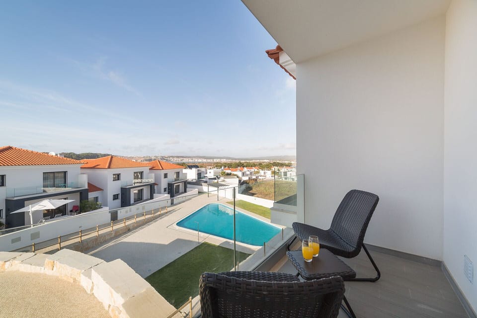 Holiday apartment with 1 bedroom with a double bed and 1 bedroom with a single bed, ideal for 3 people. This apartament has 1 bathroom with bathtub, equipped kitchen, wi-fi and cable channels. This apartament is located 850 meters from Salir do Porto beach and has access to a parking space for 1 car and shared pool.