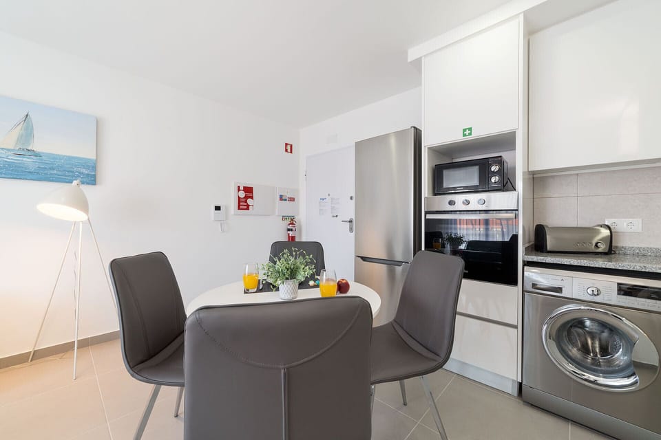 Holiday apartment with 1 bedroom with a double bed and 1 bedroom with a single bed, ideal for 3 people. This apartament has 1 bathroom with bathtub, equipped kitchen, wi-fi and cable channels. This apartament is located 850 meters from Salir do Porto beach and has access to a parking space for 1 car and shared pool.
