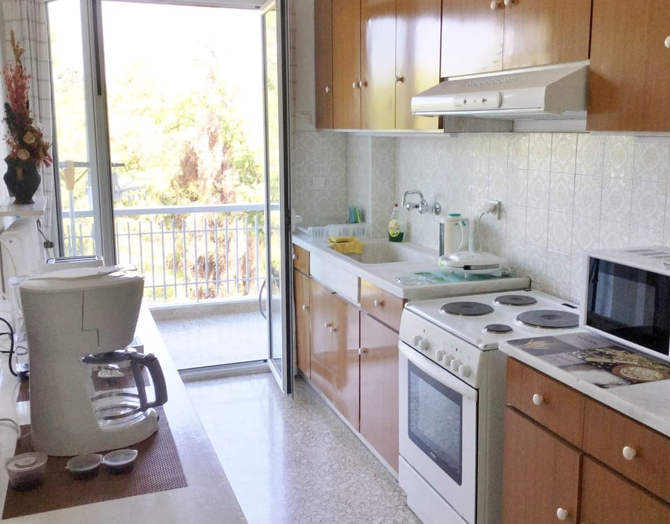 ΚΟΥΖΙΝΑ ΜΕ ΜΑΤΙΑ, ΦΟΥΡΝΟ
ΜΙΚΡΟΚΥΜΜΑΤΑ, ΠΙΑΤΑ, ΕΞΟΠΛΙΣΜΟΣ