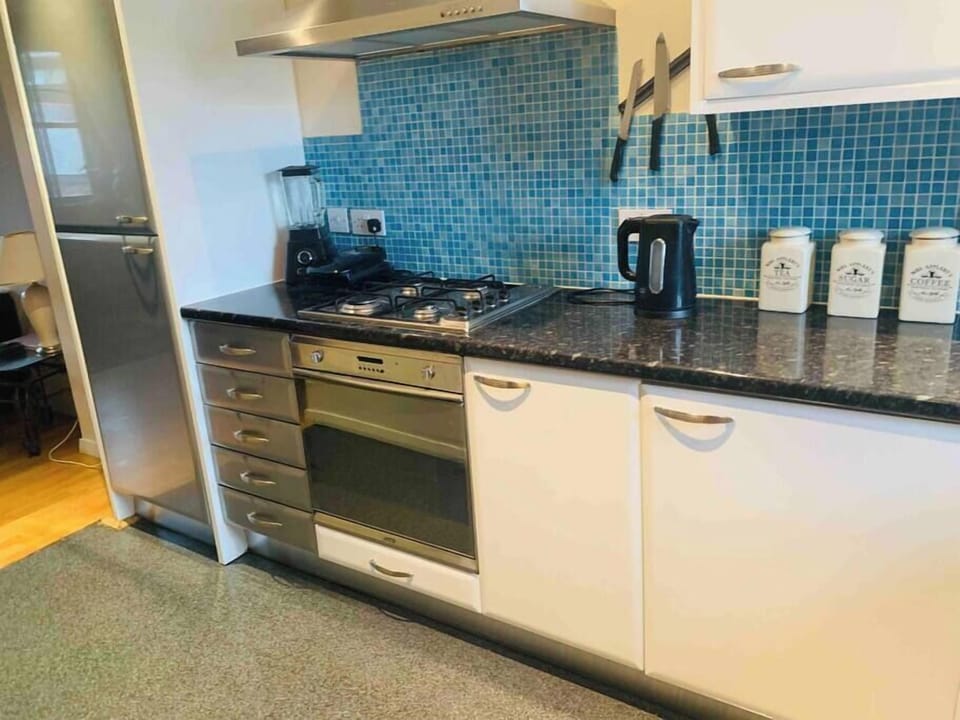 Kitchen, tea, coffee and sugar provided 