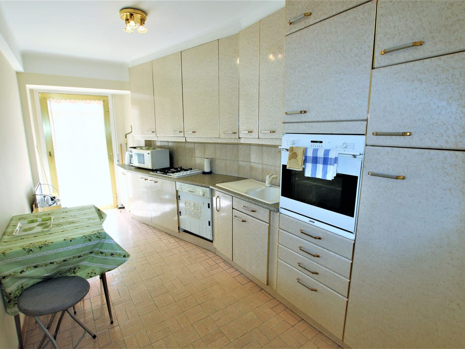 fully Equipped kitchen, coffee machine, toaster, electric hob, fridge, oven ...