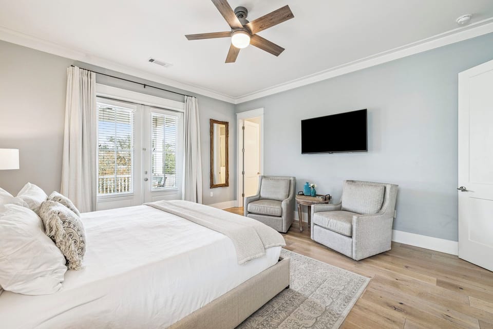 King Guest Suite - Balcony Access + Flat-Screen TV