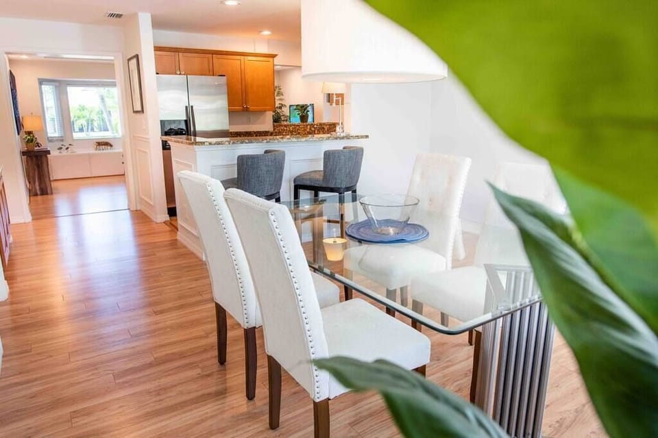 Lovely dining room with seating for 6