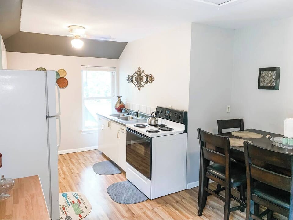 Kitchen, Dining seats 6