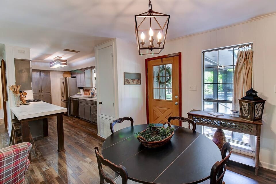 Breakfast area with lake view