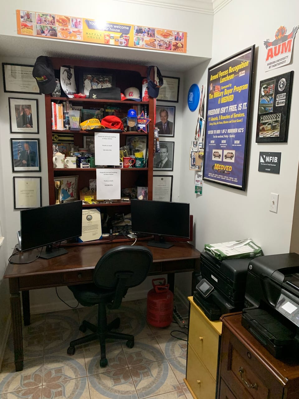 Office space with 2 monitors 