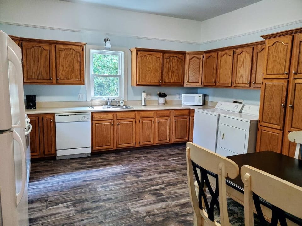 Spacious kitchen, with fridge, gas stove/oven, washer/dryer and cooking utensils