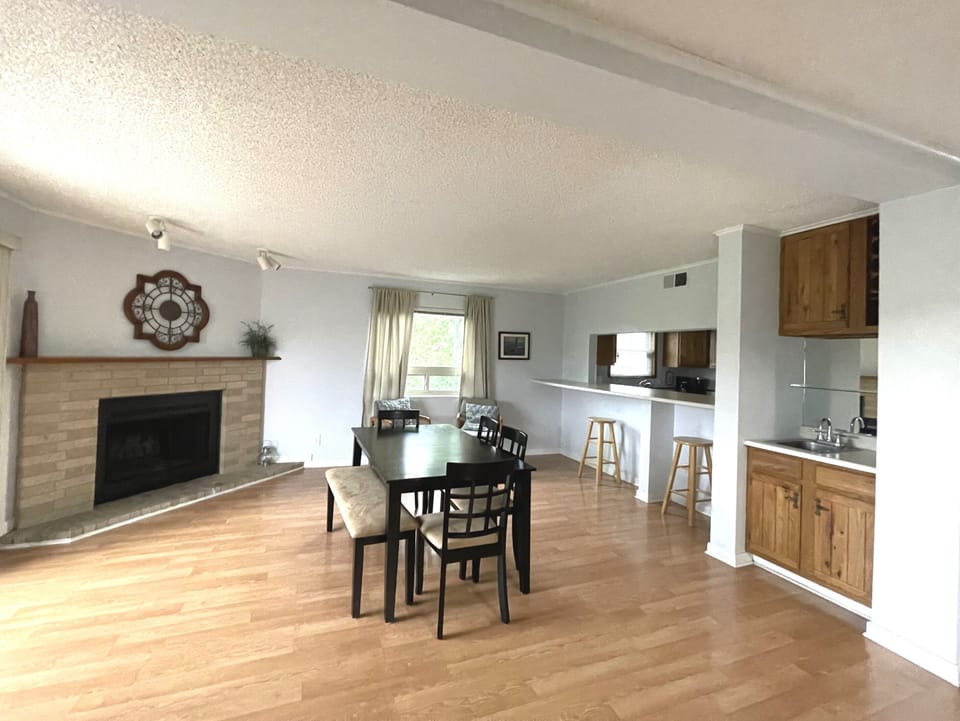 Dining area with wet bar