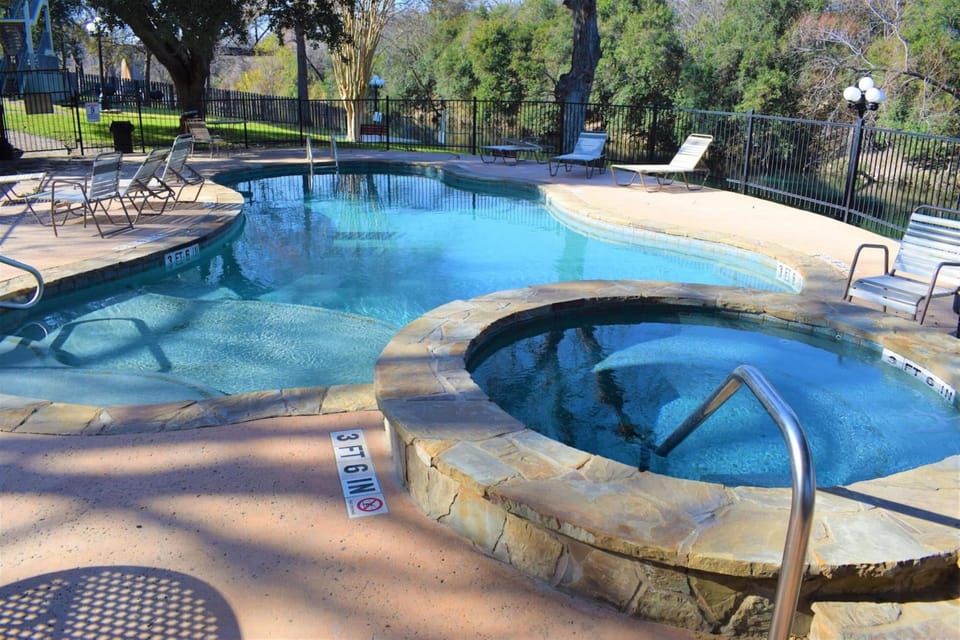 Pool and Hot Tub!