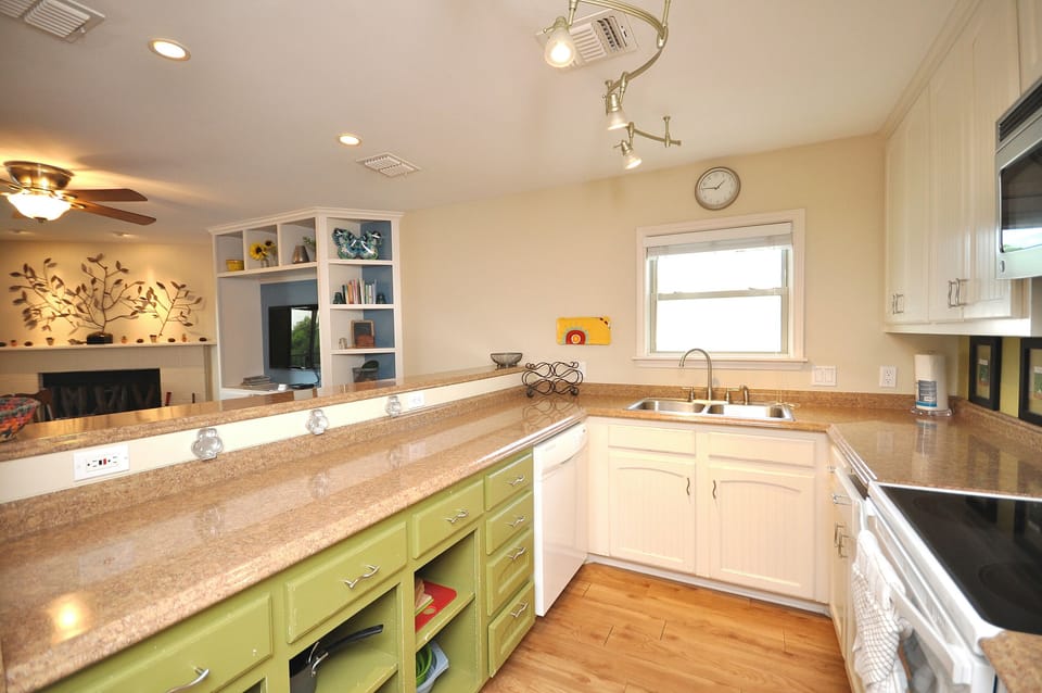 Full size kitchen with lots of counter space.