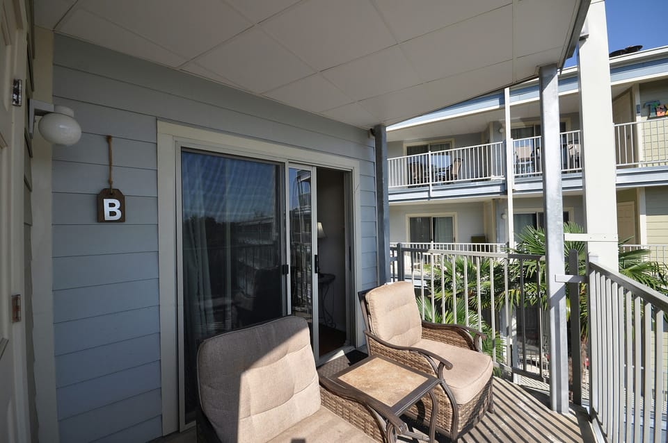 Balcony with straight view to river and pool.