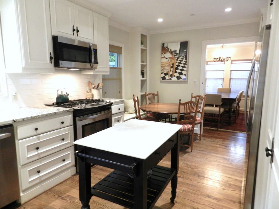 Charming breakfast nook can comfortably seat another 4 people.