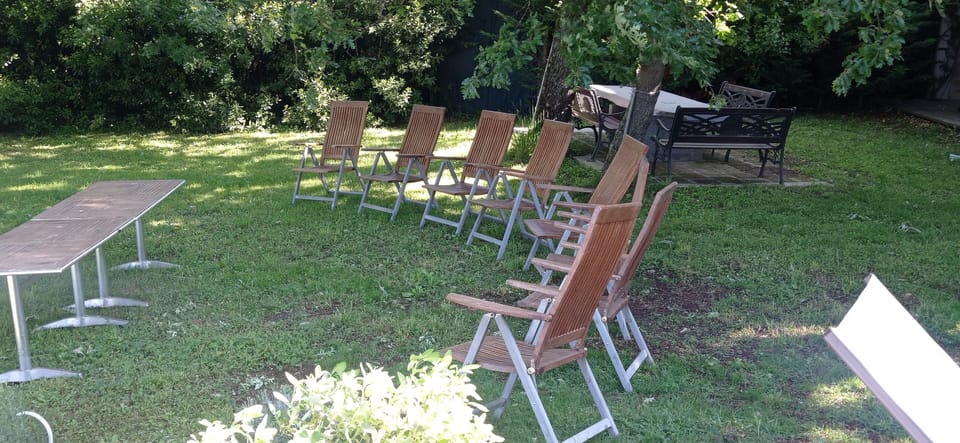 Tavolo e sdraie per  riunione.
di famiglia.