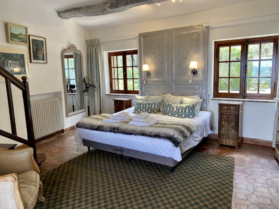 Dual aspect balcony bedroom with en suite and sea views.