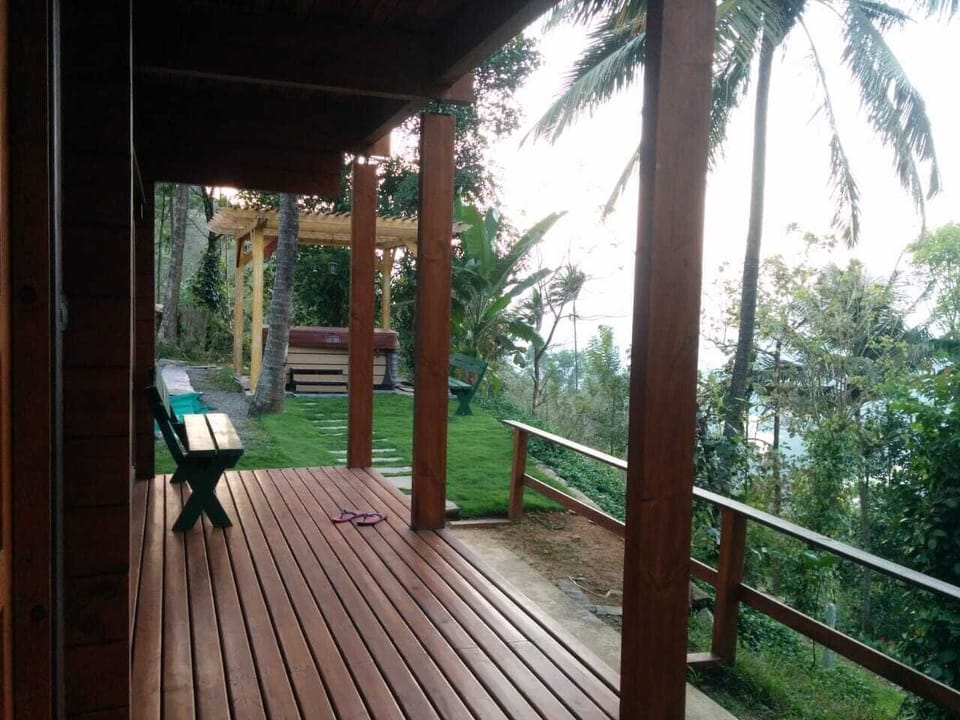 Ground level balcony overlooking lawn & Jacuzzi 