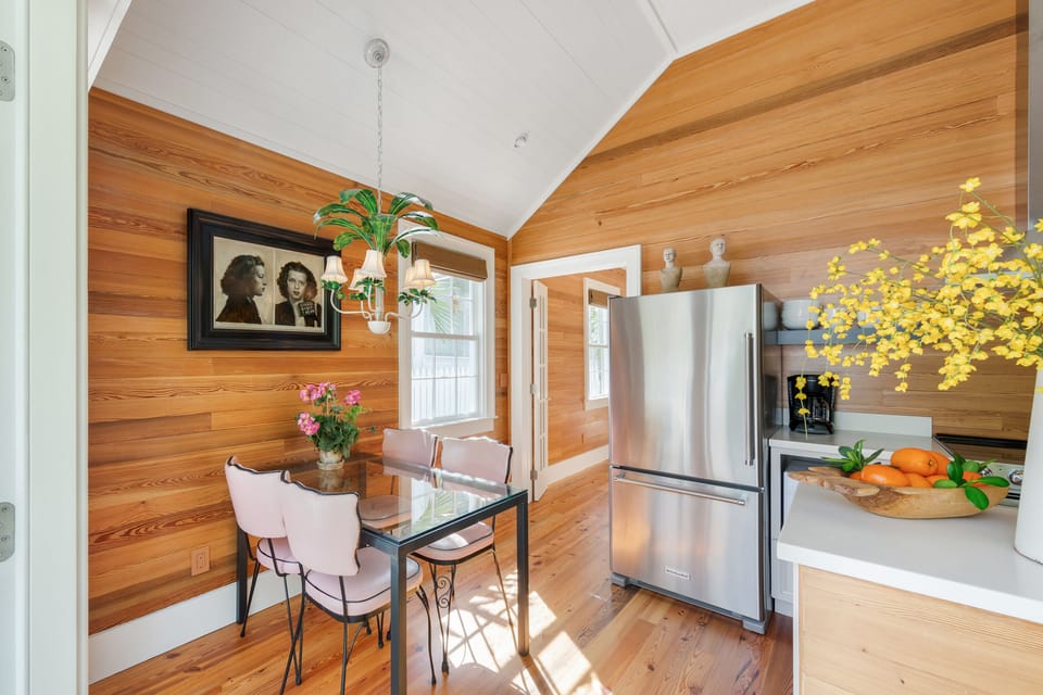 Beautiful and sparkly, open and cheery, you'll love it here!