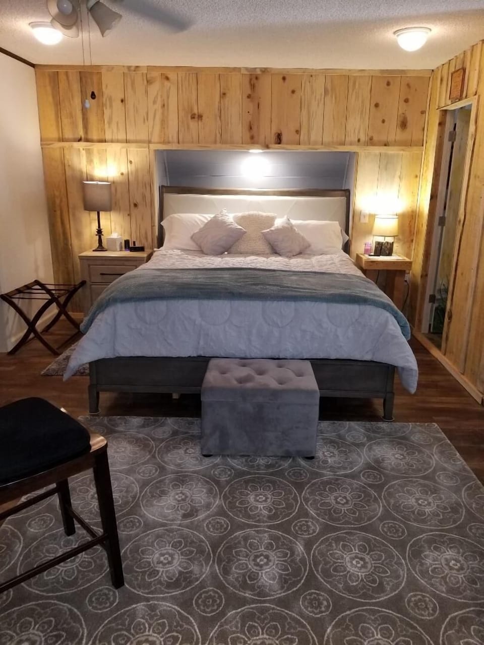 Beautiful CA King with beautiful linens!