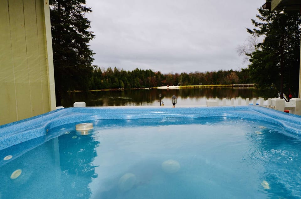 Infinity Spa - Hot Tub with Lake View!