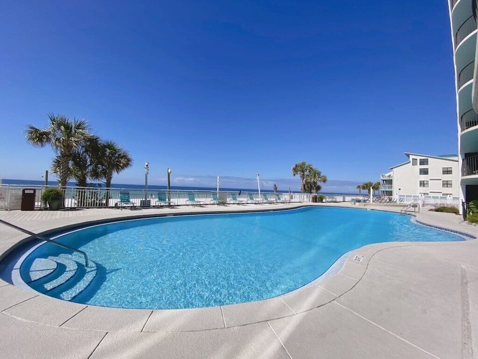 , Tiki Bar, Hot Tub, Kiddie Pool, Beach Chair Service Included March thru October!