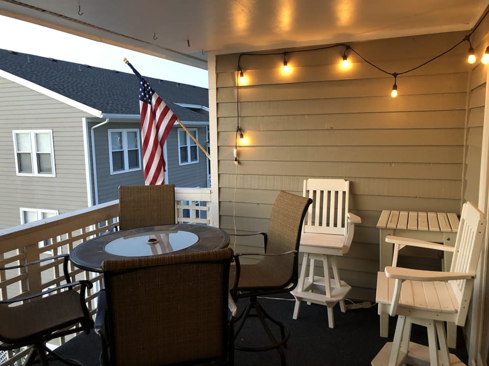 Balcony with table and 6 chairs
