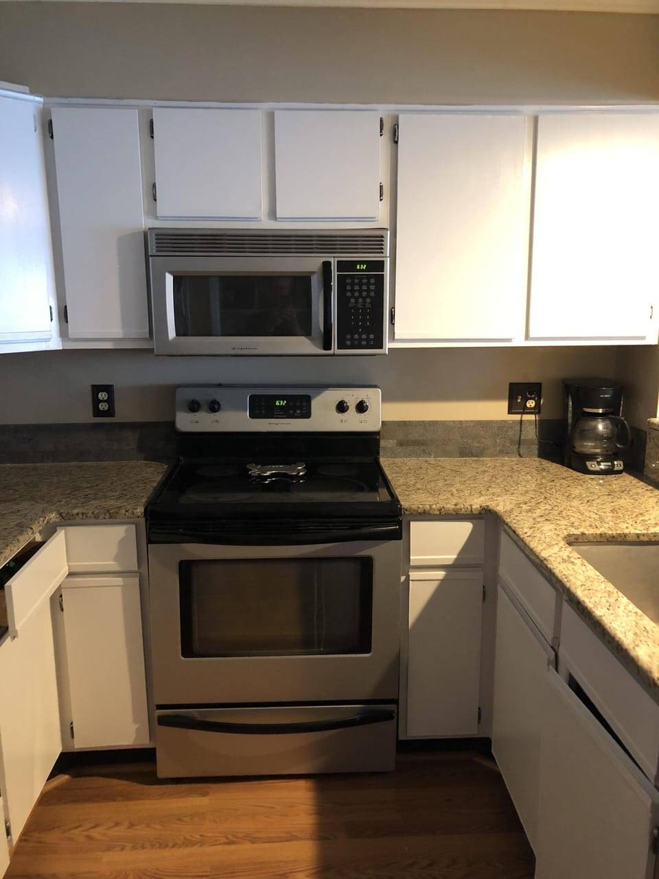 New granite! Back bedroom newly painted! New King bed - pics coming soon!