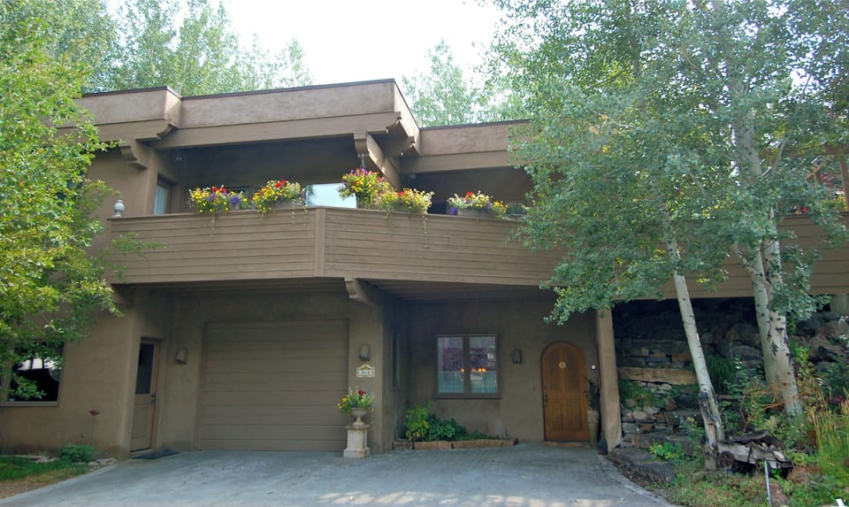 CUSTOM 3 BDRM/3 BA HOME ON BIKE PATH
WALK OR SKI TO RIVER RUN GONDOLA & KETC