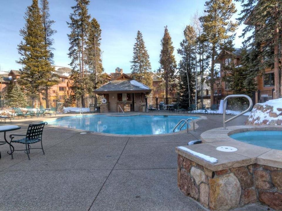 Outdoor Pool Mountain Thunder Lodge near Main St