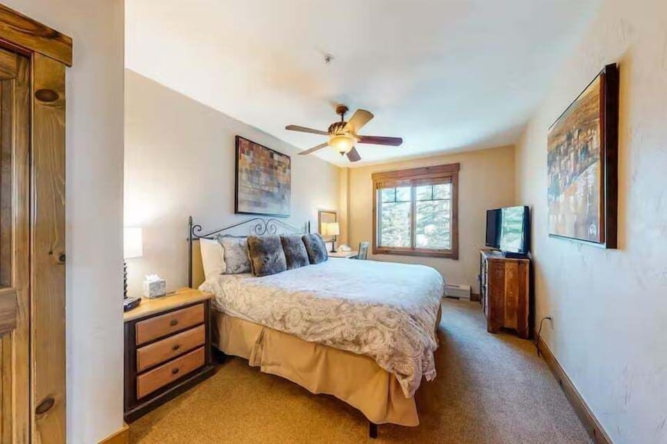 Bedding in second bedroom can be queen or two twins
